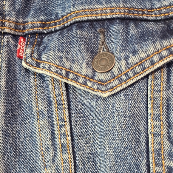 786. Levi's unisex blue, button down jean jacket w/ 4 pockets, size M - Picture 3 of 8